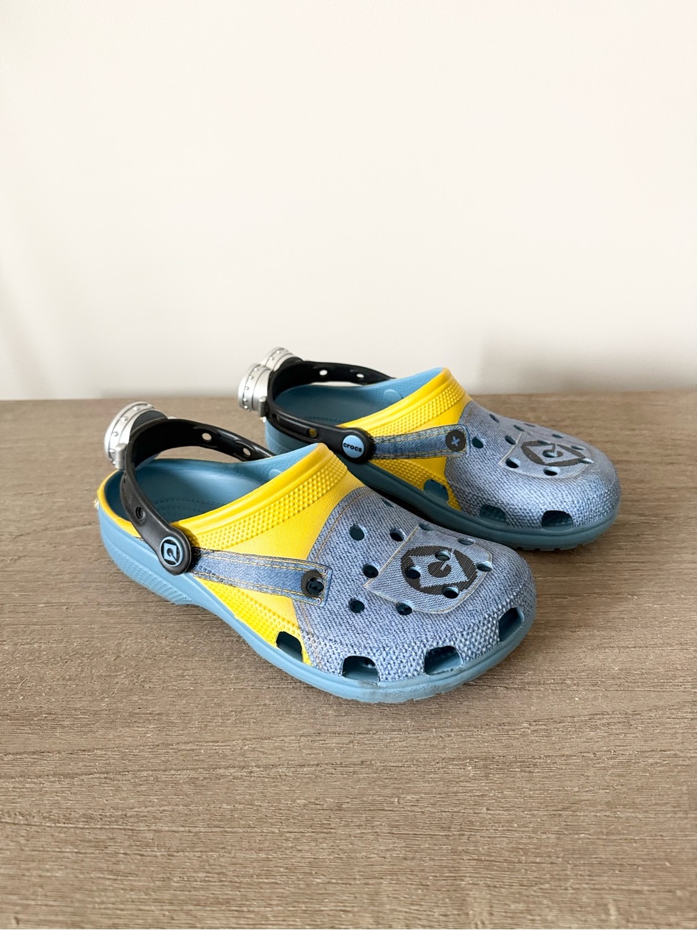 Crocs Despicable Me Minions Classic Clogs Size Women's 8 Men's 6